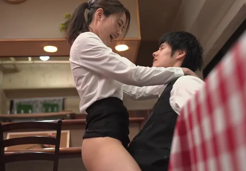 Cậu trai trẻ quan hệ cô nhân viên nữ có anh xã nhưng ông xã “yếu”