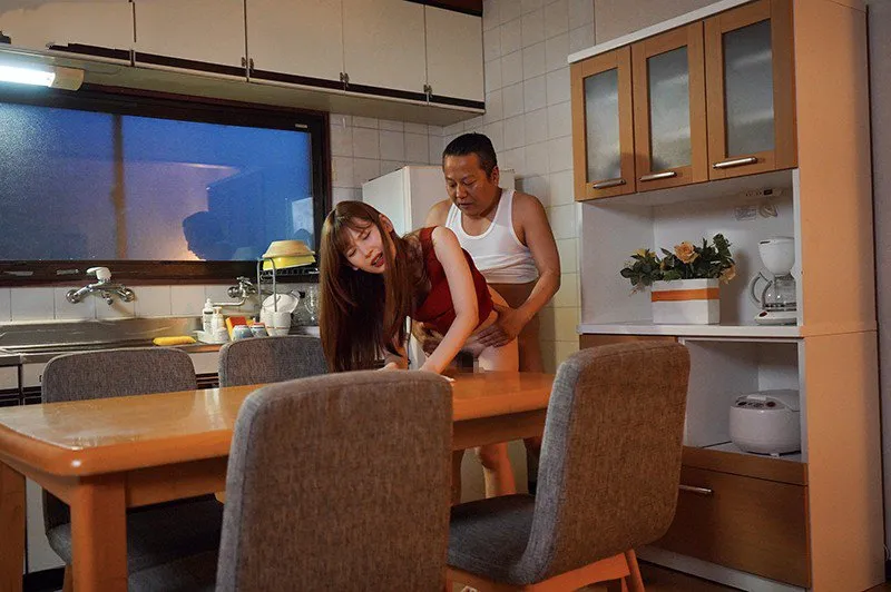 Bảo bối bị ông xã mới của mẹ địt mỗi ngày, cho dù đã có người yêu